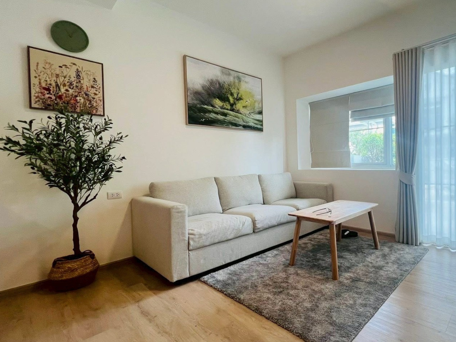 Minimalist Living Room: Warm, Simple, and Inviting